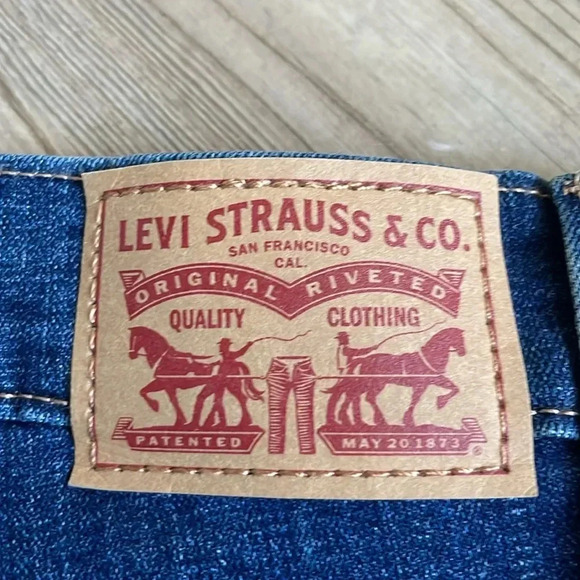 Levi’s mid length shorts Womens size 32 Medium wash Cuffed Denim - Picture 11 of 13